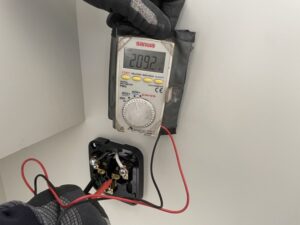 IHヒーターでお困りの方への解決策！　ファーストプラスキッチン　電圧チェック200V